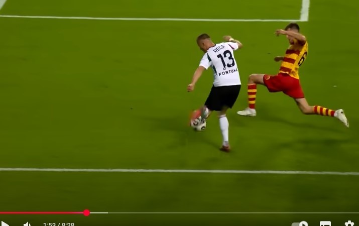 Taras Romańczuk w paradzie obronnej w meczu z Legią Warszawa