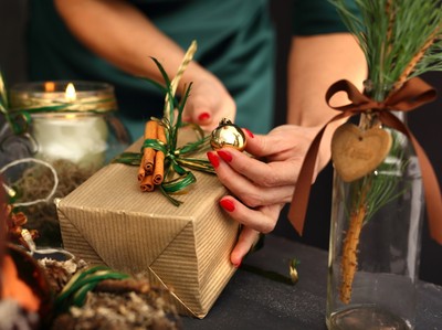 Grudniowy budżet ponad połowy Polaków będzie zdominowany przez zakup prezentów [BADANIE]