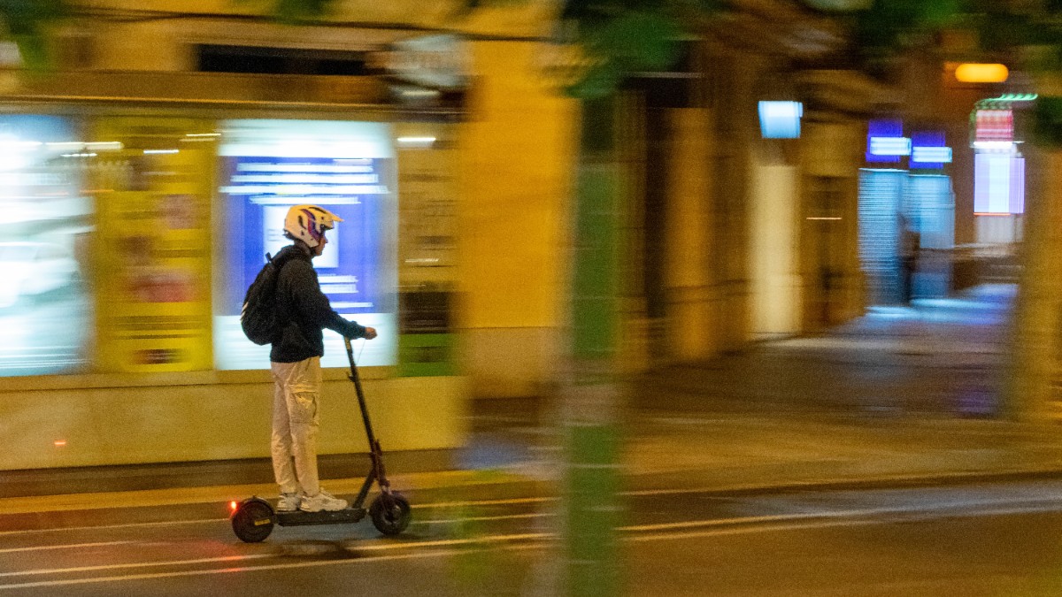 Legea care obligă utilizatorii de trotinete și biciclete electrice să poarte cască indiferent de vârstă a trecut de Senat