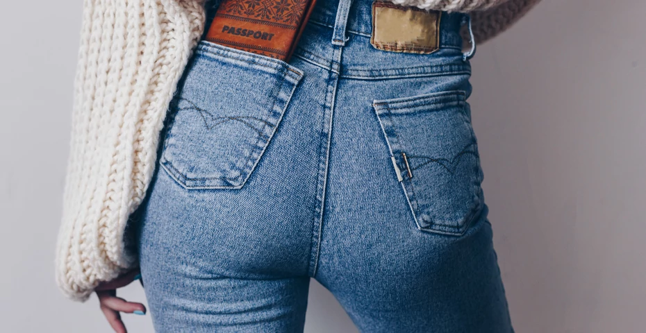 Te jeansy działają cuda z sylwetką. Wystarczy niepozorny szczegół