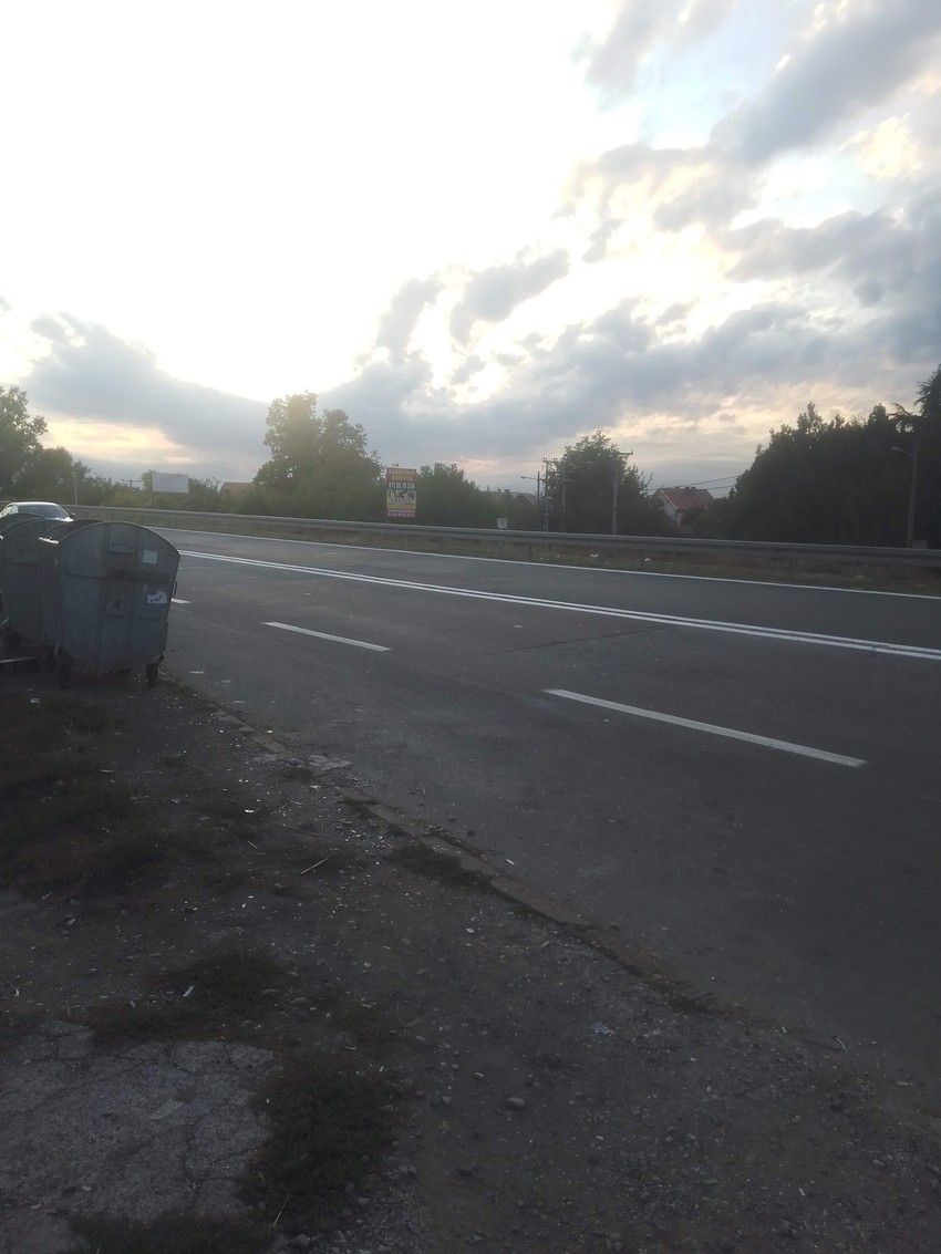 Potez je dug 960 metara, a nadvožnjak je udaljen, tako da građani prelaze magistralu kako bi stigli do svojih domova.