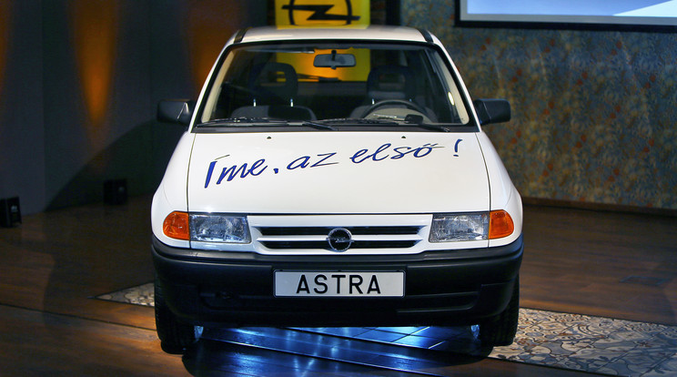 Az Opel Astra F-et 1991-ben mutatták be. Kapható volt háromajtós, négyajtós szedán, ötajtós, kombi és az olasz Bertone által tervezett Cabrio formában is / Fotó: Séra Tamás