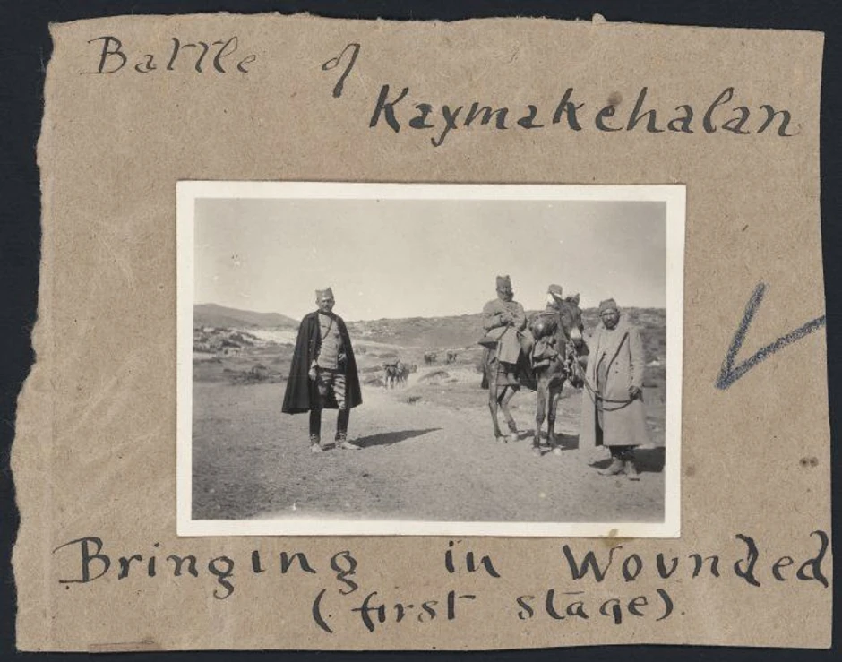 Srpski vojnici prenose ranjene posle bitke na Kajmakčalanu, Makedonija, Srbija, u Prvom svetskom ratu