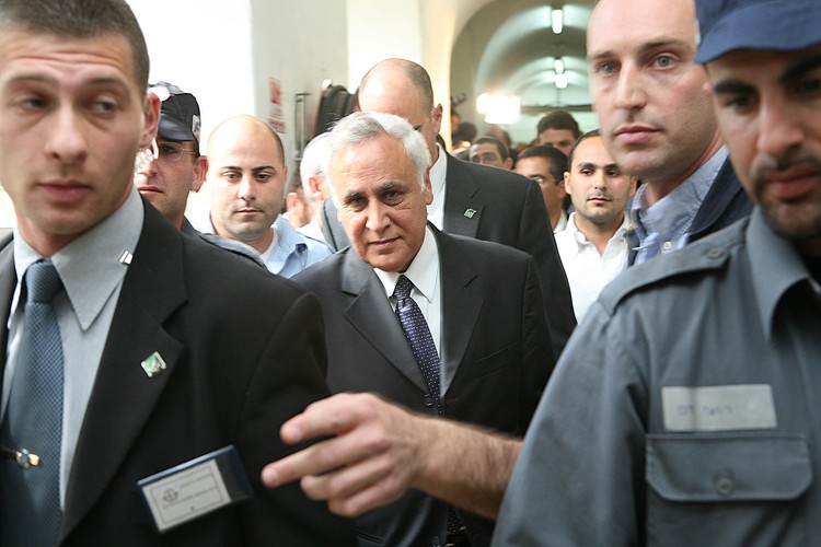 <b>Mosze Kacaw</b>
<br>
<br>
Afera z ówczesnym prezydentem Izraela zaczęła się dość groteskowo. W czerwcu 2006 roku Mosze Kacaw zwrócił się z prośbą o pomoc do prokuratora generalnego Izraela, był bowiem szantażowany przez jedną ze swoich byłych współpracownic z czasów, kiedy był ministrem turystyki w rządzie Benjamina Netanyahu. Po wstępnym zbadaniu całej sprawy prokuratura - zamiast ścigać rzekomą szantażystkę - postawiła w stan oskarżenia samego prezydenta.
<br>
<br>
Kacaw został w końcu oskarżony o molestowanie seksualne i gwałty na kilku kobietach. W czerwcu 2007 roku podał się do dymisji. Nie zgodził się na porozumienie stron i nie przyznał się do winy. W 2011 roku były prezydent Izraela został skazany na siedem lat więzienia.