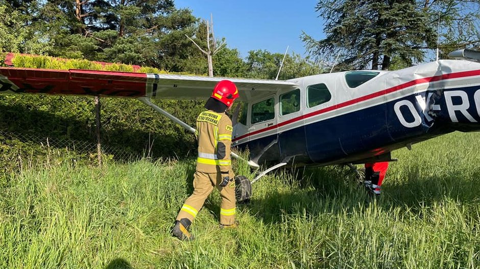 Wypadek awionetki aeroklubu (fot. Komenda Miejska PSP w Bielsku-Białej)