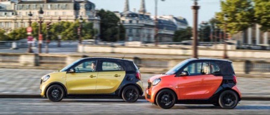 Czteromiejscowy Smart EQ forfour (z lewej) i ostatnia generacja dwumiejscowego modelu fortwo, od którego rozpoczęła się historia tej marki. 