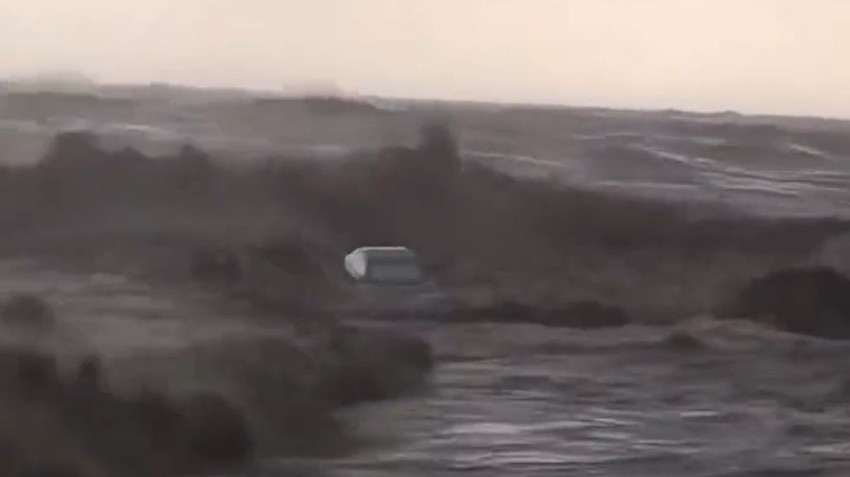 Poplava odnosi automobile u more kod Piliona