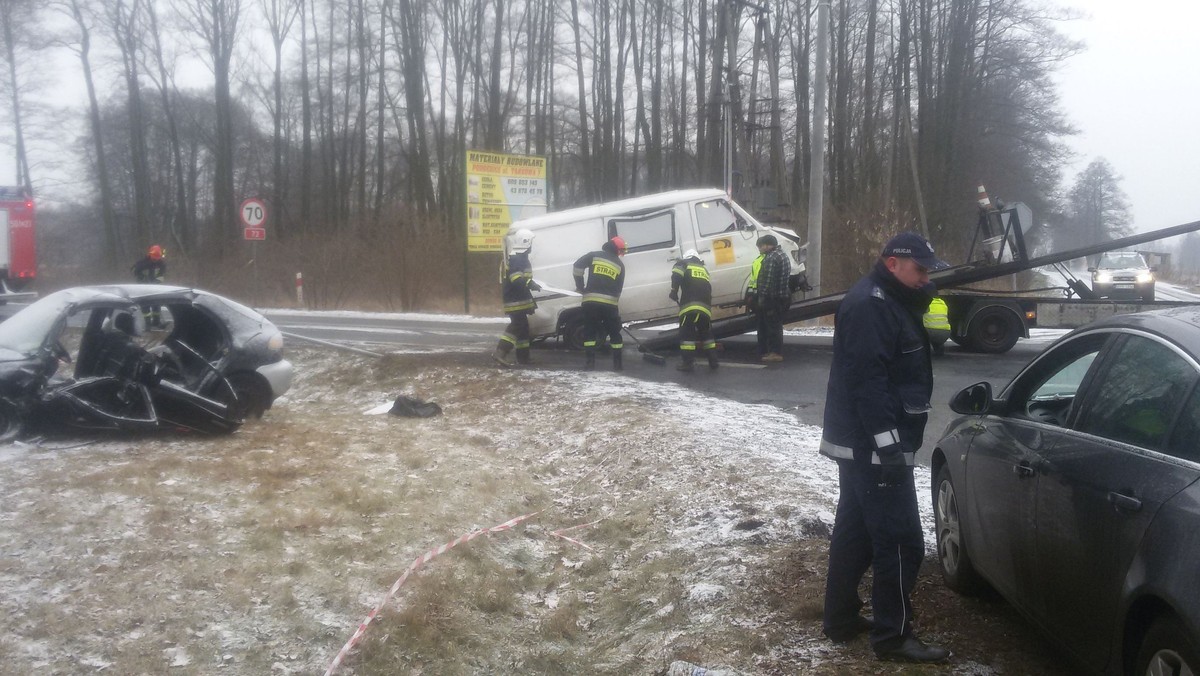 Dziś, przed ósmą rano na drodze krajowej numer 72 w miejscowości Kuciny doszło do groźnego wypadku. Osobowy daewoo lanos zderzył się z busem, którym podróżowało 10 osób. Kierowca daewoo helikopterem został przetransportowany do szpitala w Łodzi, pozostałe ranne osoby trafiły do szpitali na terenie województwa łódzkiego.