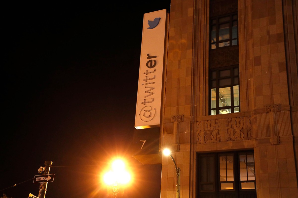 Usuwanie logo Twittera z budynku