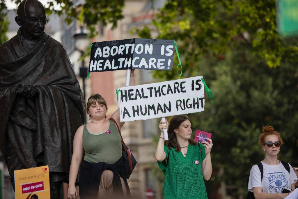 A szívhang kényszerű meghallgatása az abortuszok számát nem csökkenti, csak a nők jogait csorbítja