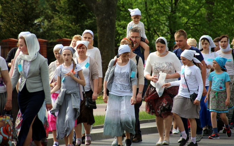 Kobiety w charakterystycznych białych chustach