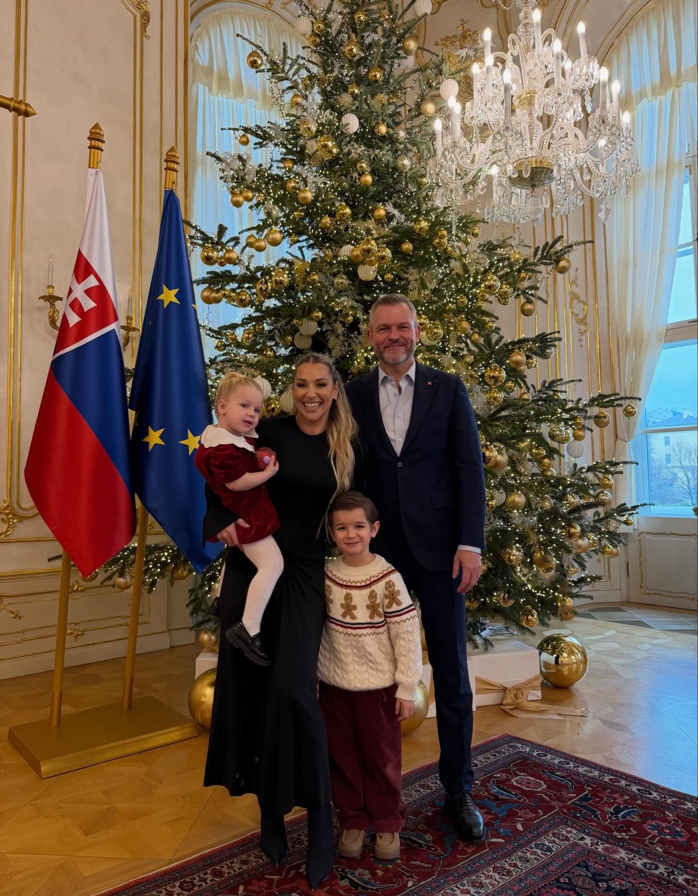 Dominika Cibulková s deťmi na vianočnej návšteve v prezidentskom paláci s prezidentom Petrom Pellegrinim.