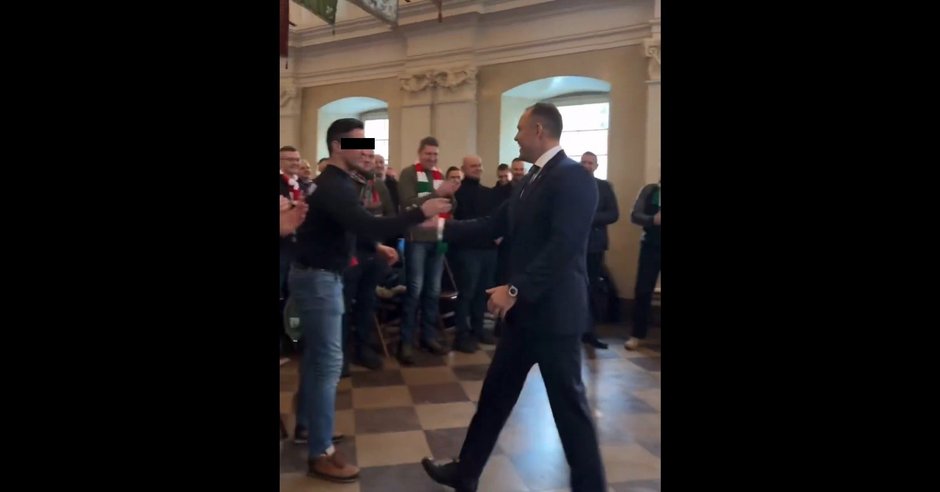 Prezydent Karol Nawrocki czule witający się z Tomaszem P. pseud. Dragon, wielokrotnie karanym, zadeklarowanym neonazistą z Białegostoku