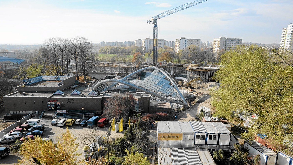 Budowa nowego amfiteatru opolskiego jest zaawansowana w ponad 90 proc. Stan obiektu można określić jako "surowy zamknięty" - powiedział kierownik budowy, Marcin Piętka. Zakończenie inwestycji zaplanowano na koniec kwietnia.