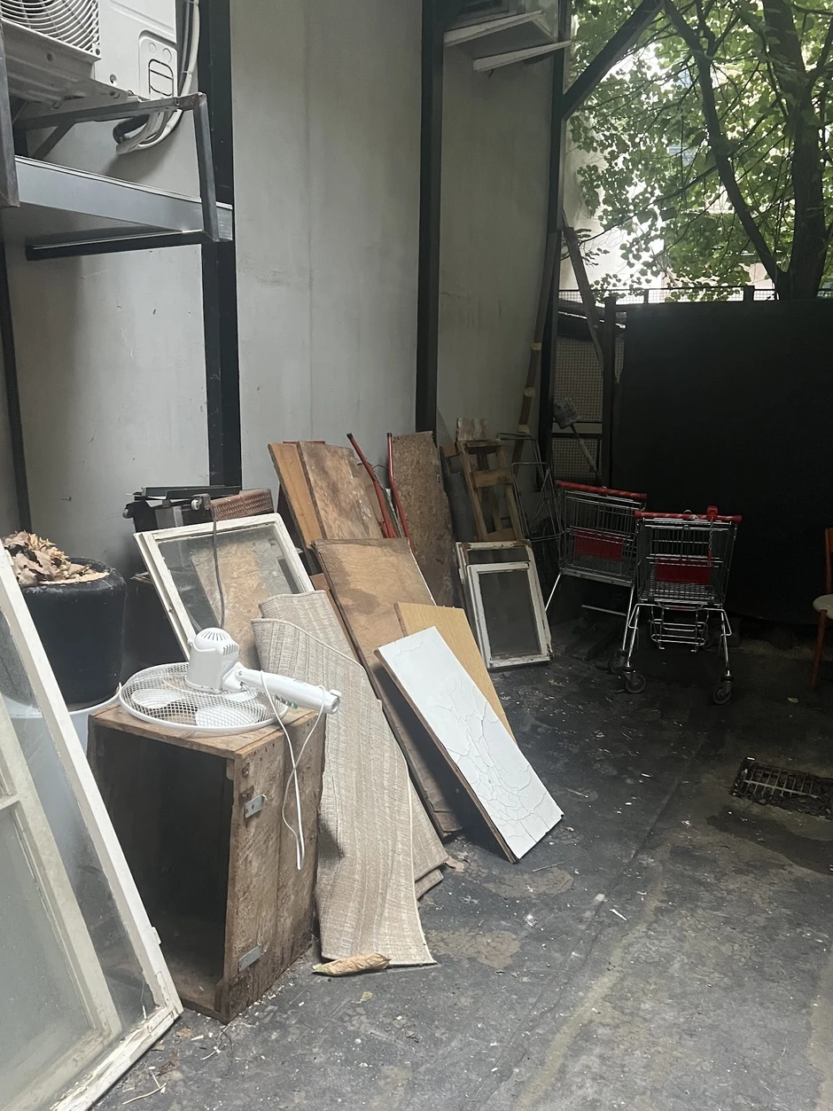 Nered pored ulaza u stan