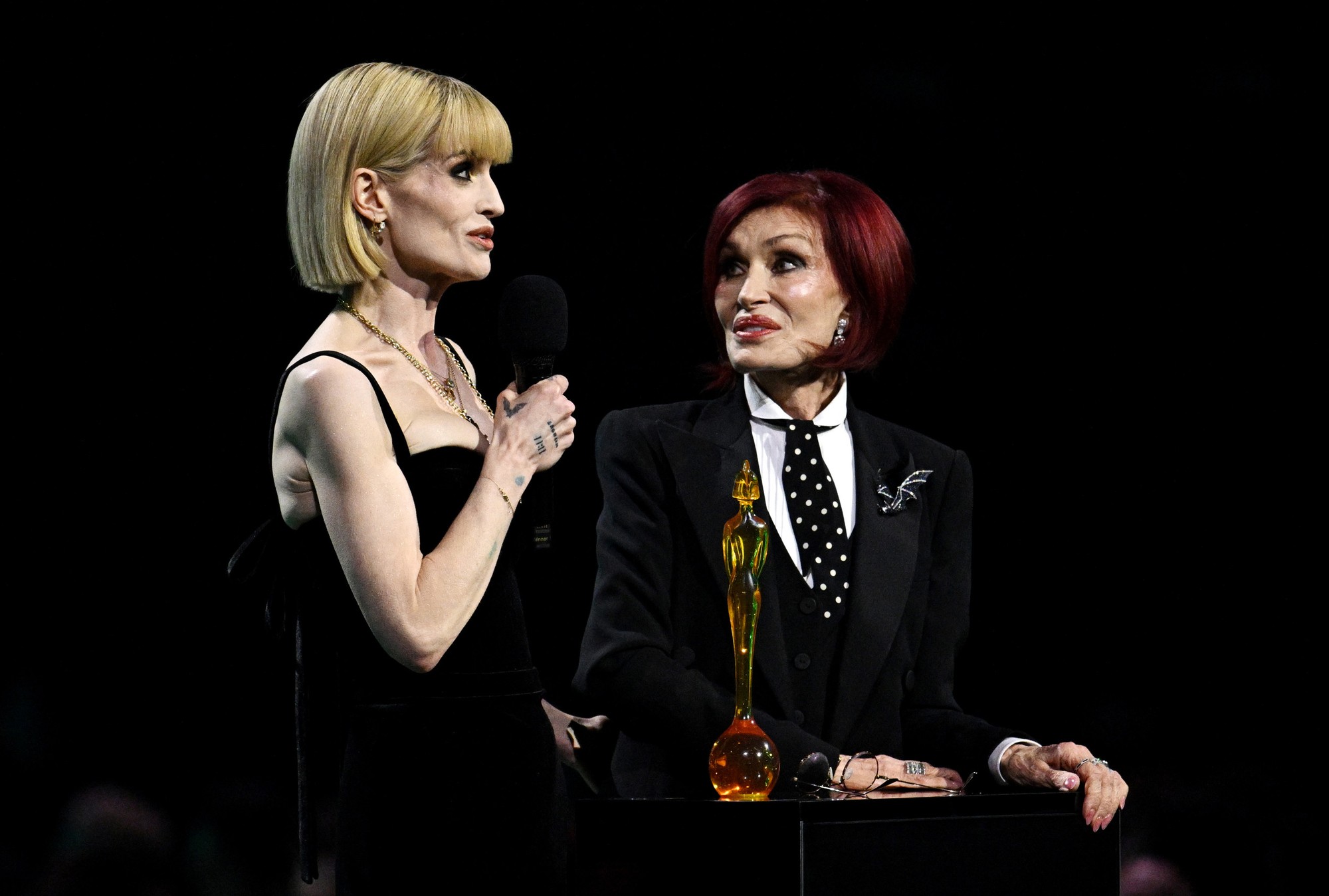 Kelly a Sharon Osbourne na Brit Awards.