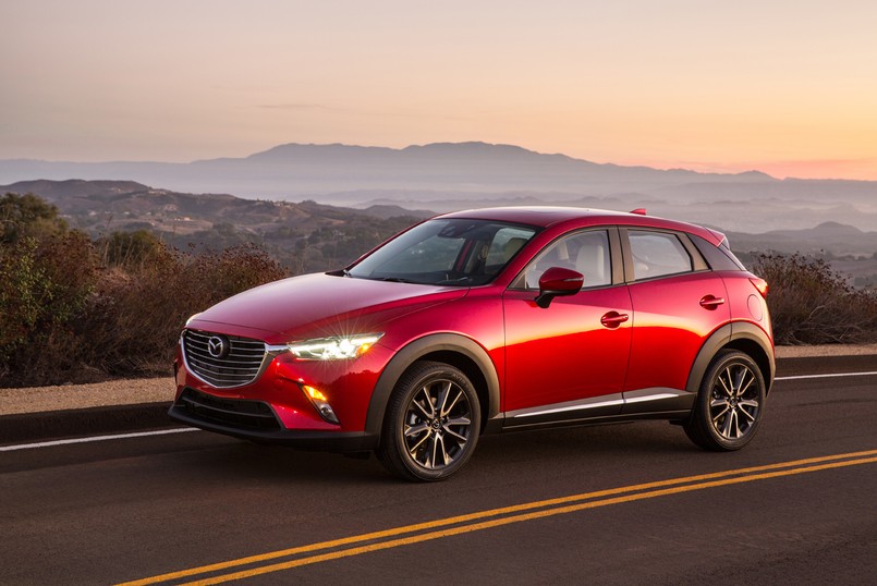 Wiadomo, że nowa mazda CX-3 kryje w sobie wszystkie rozwiązania technologii SKYACTIV (silniki, skrzynie biegów, zawieszenie, karoseria). Wymiary? Nowa mazda CX-ma dokładnie 4275 mm długości, 1765 mm szerokości i 1550 mm wysokości. Rozstaw osi - 2570 mm.