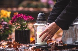 Okradał groby przez sześć lat. Wpadł przez jedną wiązankę