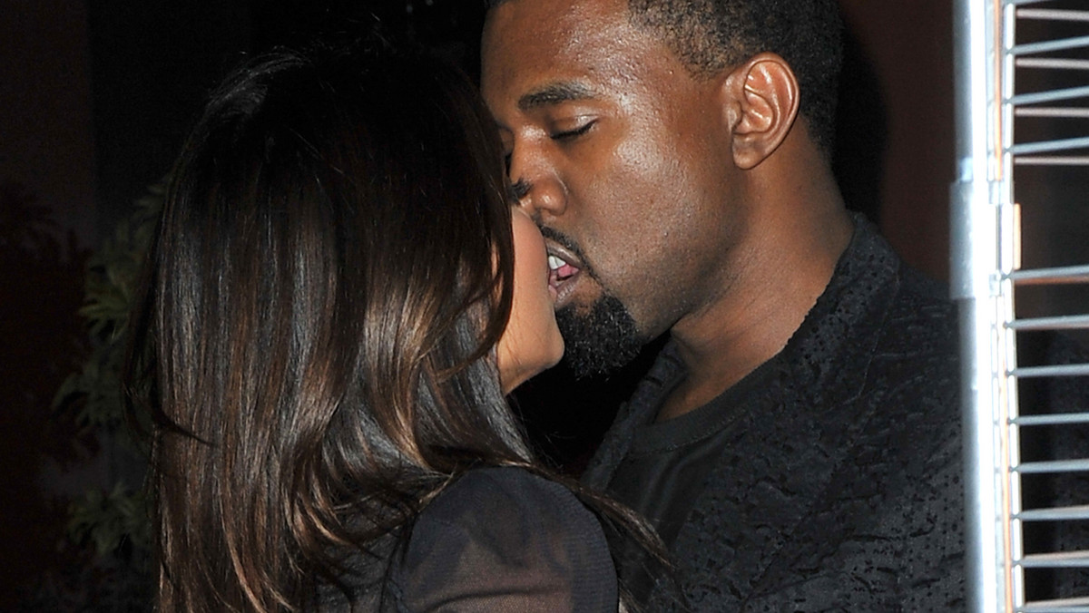 Kim Kardashian i Kanye West całują się po klubem/fot. Agencja Forum Gwiazd