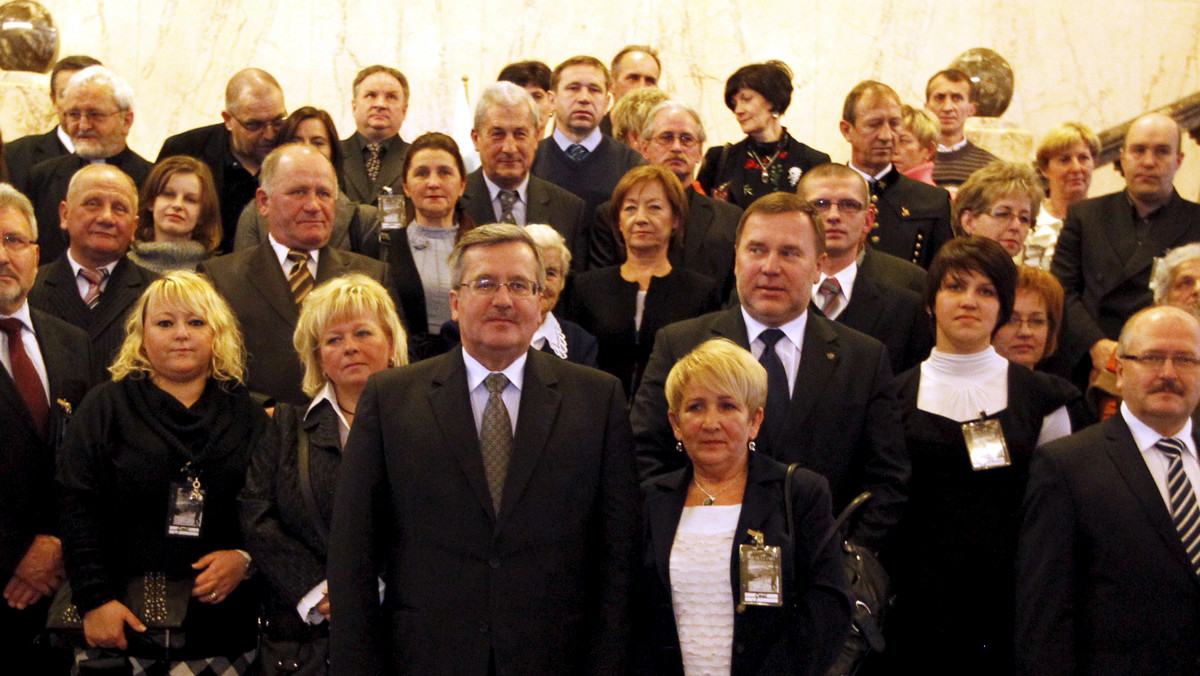 - Pamiętam ten dzień 16 grudnia 1981 roku. Pamiętam ten dzień, gdy sam, będąc w obozie internowania usłyszałem z głośników, o tym, co tu się wydarzyło. Wieść o tym, że tu, na Śląsku, polała się górnicza krew. To był moment szczególny - mówił prezydent Bronisław Komorowski podczas 30. rocznicy pacyfikacji kopalni Wujek. - Myśleliśmy, że będzie tak jak do tej pory: aresztują, a potem wypuszczą. Gdy przyszła wiadomość, ścisnęły się serca i zacisnęły się pięści. To był moment grozy - wspominał prezydent.