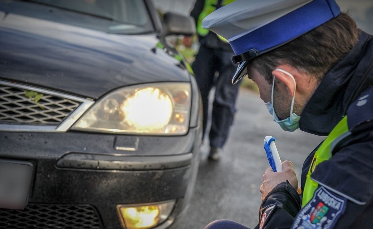 Policja kontroluje światła w starszym aucie – nowe przepisy 2026 o LEDach