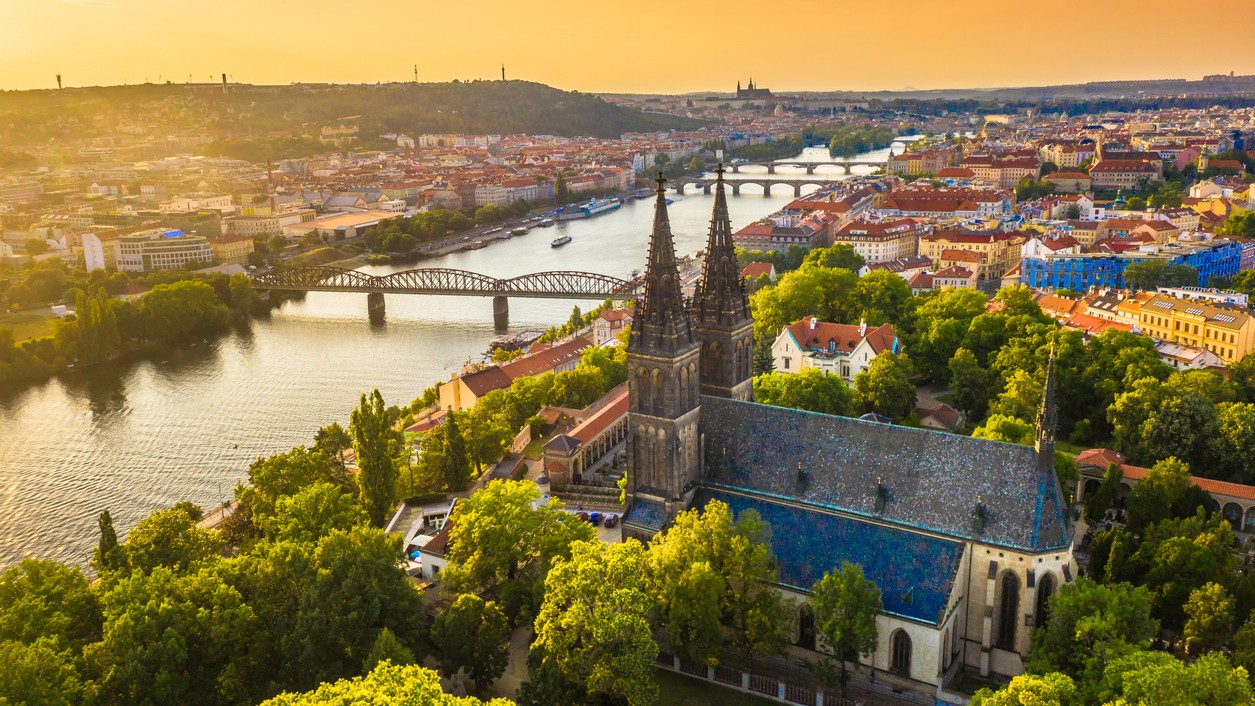 Letecký pohľad na historickú pevnosť Vyšehrad a Baziliku svätého Petra a Pavla počas západu slnka.
