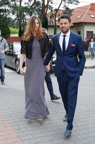 Olivier Janiak i Karolina Malinowska na ślubie Kuby Wesołowskiego i Agnieszki Szczurek
