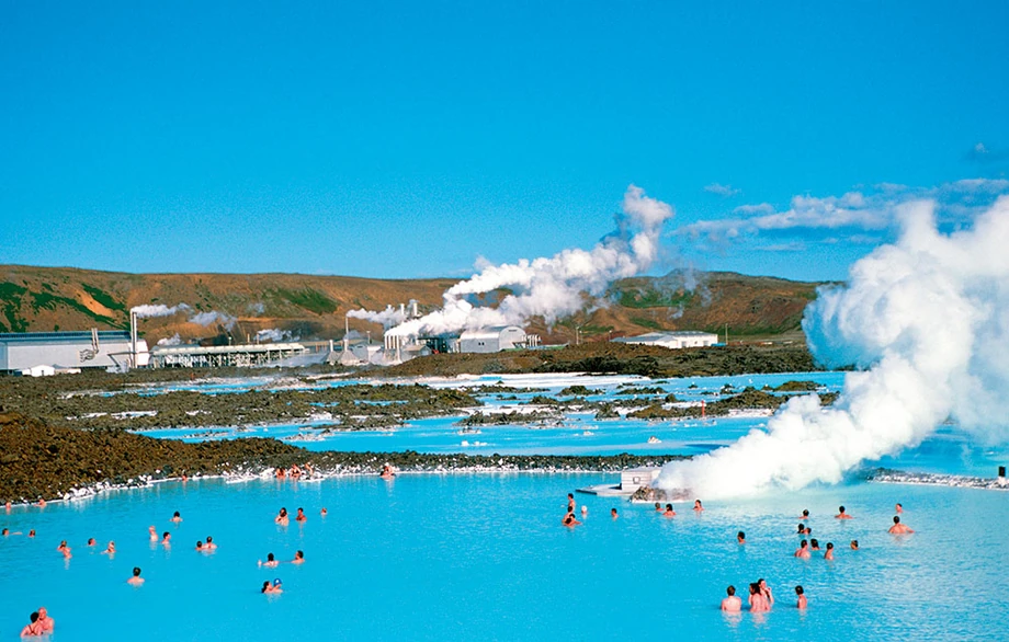 Blue Lagoon - to najpopularniejsza atrakcja turystyczna Islandii. Tutejsza woda ma wyjątkowe właściwości lecznicze.  