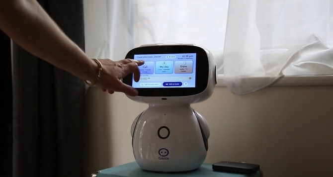 Robot, kojem je Vera dala ime Robert, podseća je da opere veš i uzme lekove