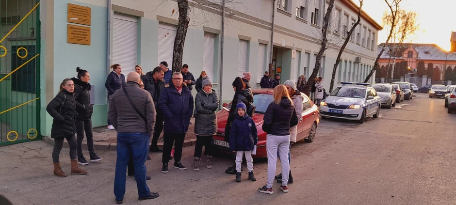 Protest roditelja ispred OŠ "Sečenji Ištvan", Subotica