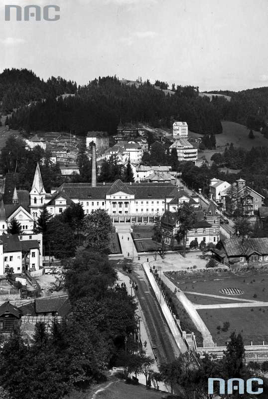 Krynica-Zdrój, południowy stok gór, na pierwszym planie gmach łazienek (1918-1939)