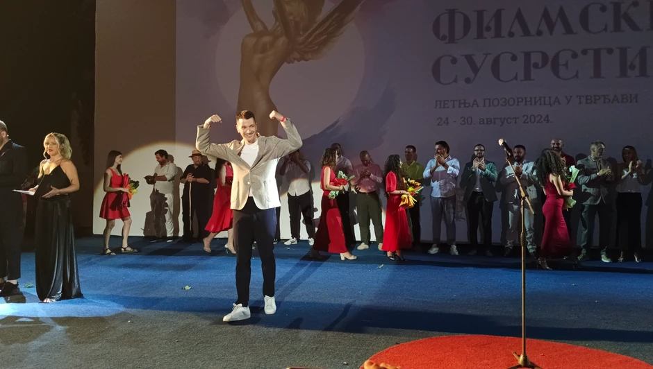 Ovacije Viktoru Saviću posle premijere u Nišu