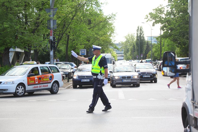 Kierowco! Nie blokuj skrzyżowań. Patrz co pokazuje policjant