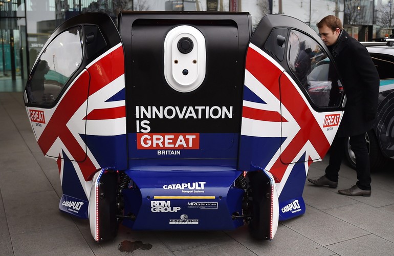 Do sterowanie w samodzielnych autach wykorzystywane są zaawansowane czujniki optyczne, które konstruowane są przez zespół Uniwersytet Mobile Robotics z Oksfordu we współpracy z firmą inżynierską RDM Grupa. 
<br>
Na zdjęciu: <b>LUTZ Pathfinder</b> - elektryczna, bezzałogowa taksówka<br><br> fot. EPA / ANDY RAIN DOSTAWCA: PAP / EPA