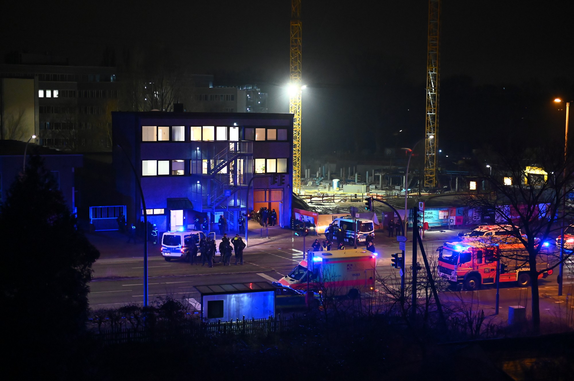 Policajti na mieste streľby 9. marca 2023 v Hamburgu.