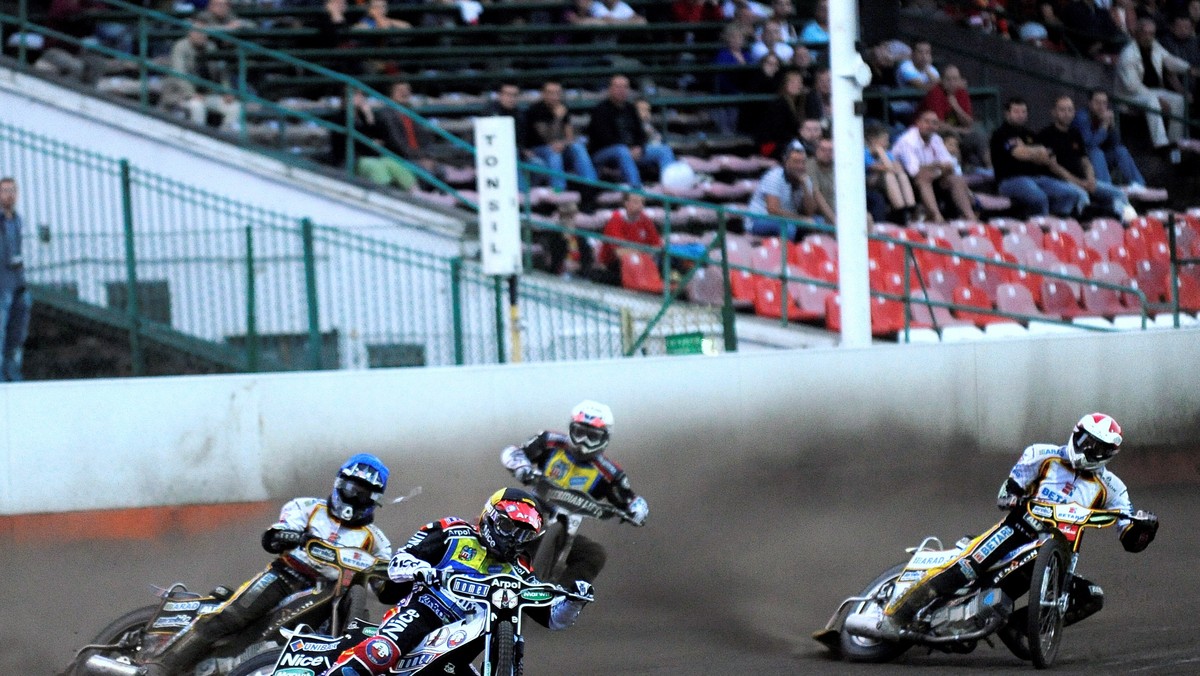 Trwa decydująca faza rozgrywek CenterNet Mobile Speedway Ekstraligi. W niedzielę odbędą się dwa mecze XVIII rundy DMP, rewanżowe spotkania półfinałowe oraz jeden mecz XVII rundy, pierwsze ze spotkań o VII miejsce, dające szanse na przedłużenie ligowego bytu na następny sezon.