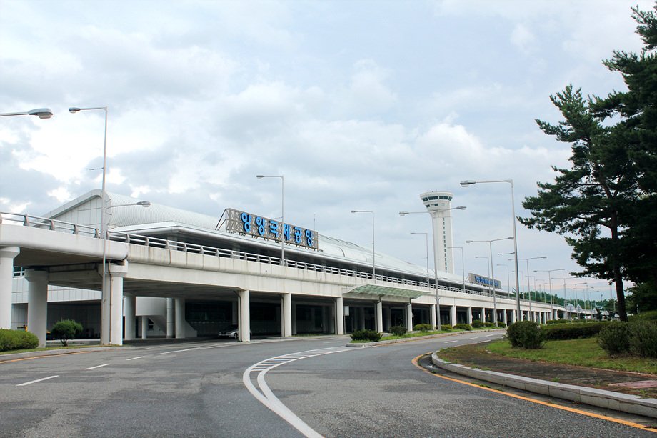 Yangyang International Airport. Lotnisko w południowokoreańskim Yangyang zostało otwarte w 2002 roku. Inwstycja pochłonęła 400 mln dolarów. Po sześciu latach przestało obsługiwać stałe rejsy pasażerskie, skupiając się na czarterach. Mówiło się o tym, że port zostanie sprzedany lub zamknięty. Lotnisko jednak nadal działa. W 2011 roku pojawiło się na nim jednak tylko 6 tys. pasażerów. 