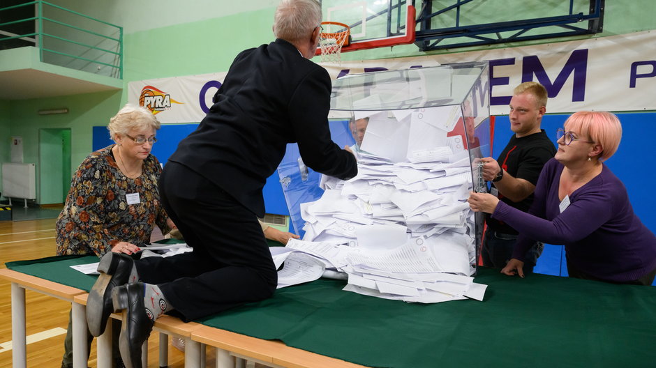 Otwarcie urny wyborczej w lokalu w Poznaniu