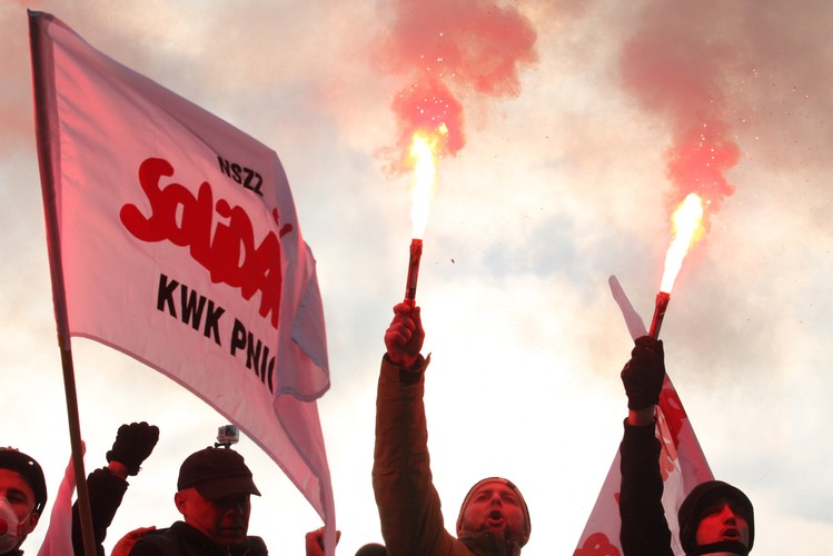 Kilka tysięcy osób, przede wszystkim górników pod flagami związków zawodowych, zebrało się przed siedzibą Jastrzębskiej Spółki Węglowej