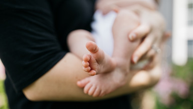 Karmiła piersią w samolocie. Usłyszała, że ma się zakryć, "bo na pokładzie są mężczyźni i dzieci"