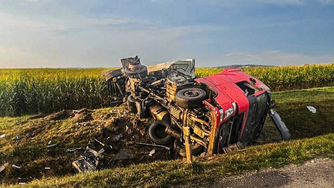 Pri Drienovci sa zrazili nákladné auto a autobus.