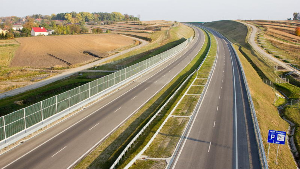 Budimex i Strabag dokończą A4. Ponad 719 mln zł kosztować będzie dokończenie budowy podkarpackiego odcinka autostrady A4 Rzeszów – Jarosław. We wtorek podpisana została umowa w tej sprawie między konsorcjum firm Budimex i Strabag a Generalną Dyrekcją Dróg Krajowych i Autostrad w Rzeszowie.