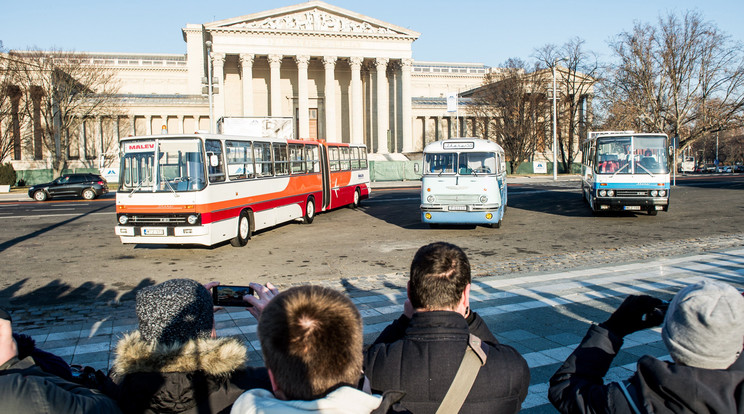 Ikarus buszok felvonulása Budapesten / Fotó: MTI Balogh Zoltán