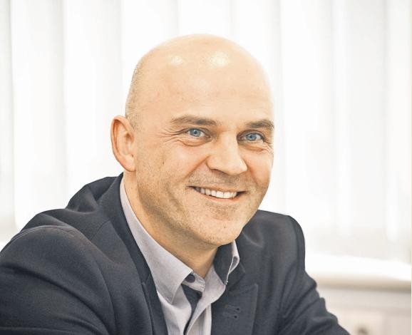 <strong>21. Wojciech Hajduk, wiceminister sprawiedliwości, pierwszy raz w rankingu</strong>
<br></br>
Teflonowy wiceminister. Choć jego pomysły krytykują wszyscy – sędziowie, prokuratorzy, pracownicy wymiaru sprawiedliwości, on konsekwentnie prze do ich realizacji. I robi to skutecznie. Do resortu przyszedł po to, by wprowadzić sądy w XXI w. Czy mu się to udało? Opinie są podzielone. Zwłaszcza że w ostatnim czasie mało kto skupia się na ocenie pracy merytorycznej ministra Hajduka, czemu po części sam sobie jest winien. Swoimi działaniami bowiem co i rusz otwiera nowe fronty walk ze środowiskiem sędziowskim. To on był spiritus movens wprowadzenia na etapie prac w Sejmie poprawki do prawa o ustroju sądów powszechnych, która odbiera sędziom sądów rejonowych prawo do zwrotu kosztów przejazdu do pracy.
<br></br>
MK
<br></br>