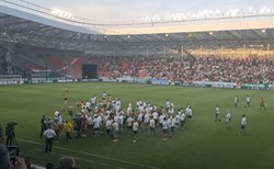 Kibice wbiegli na boisko i zmusili piłkarzy do oddania koszulek