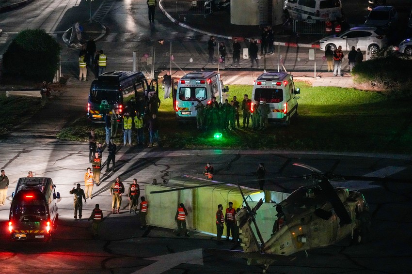 Helikopter sa taocima koji je oslobodio Hamas sleteo je u Šnajder dečiji medicinski centar u Petah Tikvi u Izraelu u petak, 24. novembra 2023.
