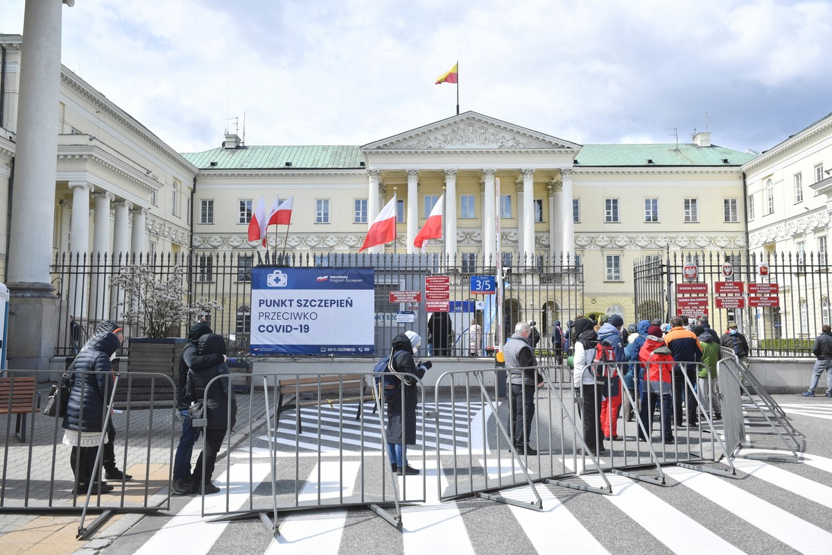 Warszawa, 03.05.2021. Koronawirus w Polsce. Kolejka przed punktem szczepień masowych przeciwko Covid-19 na placu Bankowym w Warszawie, 3 bm. Dzisiaj jest trzeci - ostatni dzień akcji "Zaszczep się w majówkę". Wszyscy zainteresowani szczepieniem przeciw COVID-19, mający aktywne e-skierowanie, mogą zaszczepić się w mobilnych punktach bez wcześniejszego umawiania się. Chętni otrzymują jednodawkowy preparat firmy Johnson &amp; Johnson. (amb) PAP/Radek Pietruszka