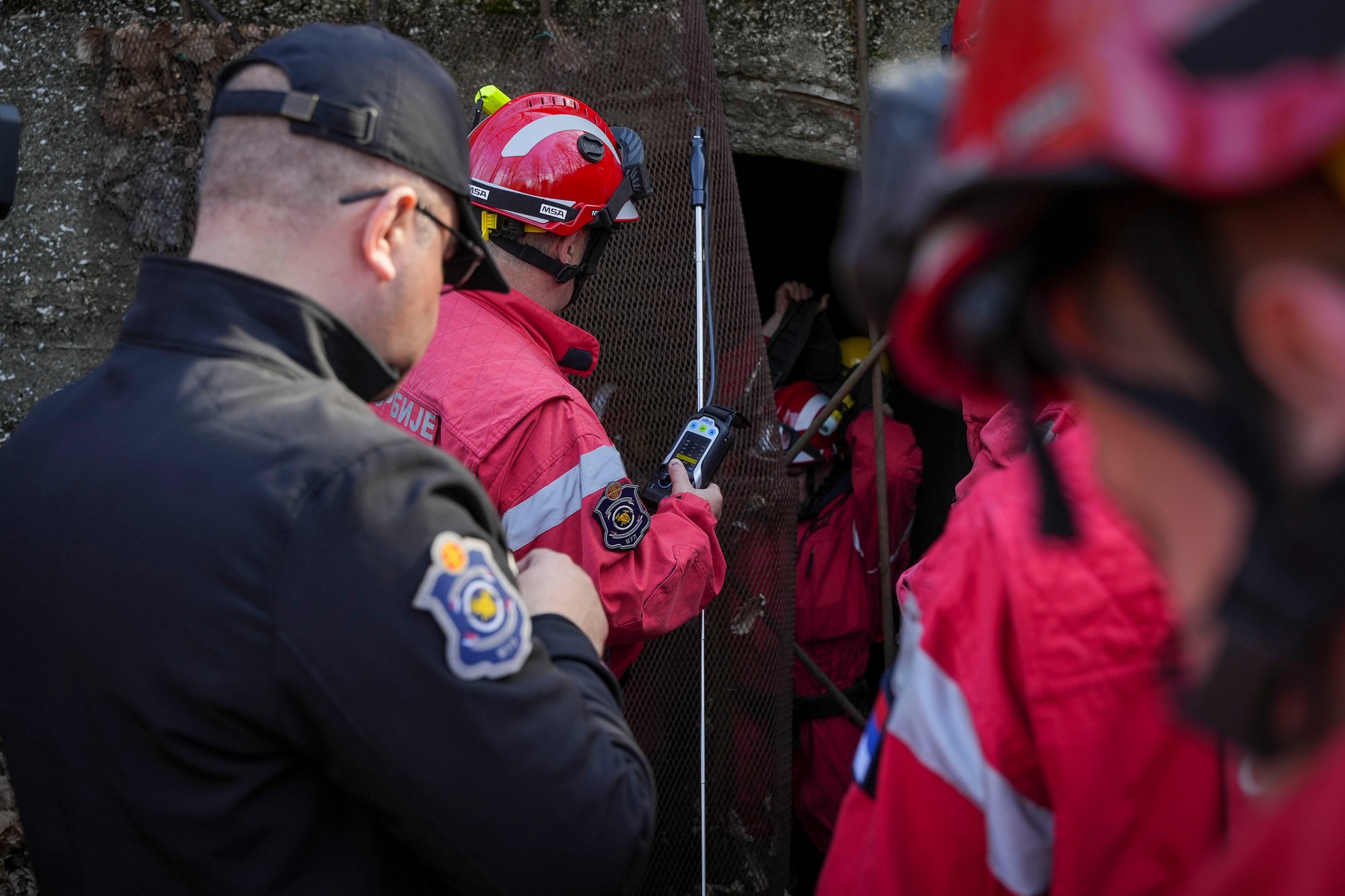 Srbskí policajní záchranári prehľadávajú les neďaleko mesta Bor.