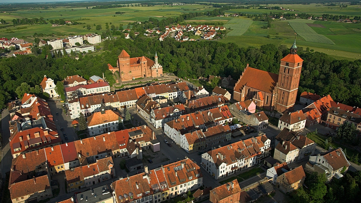 Większość polskich miast zdobywa inwestorów i miejsca pracy zachęcając do budowy kolejnego trującego przedsiębiorstwa czy supermarketu. Ale są też miasteczka, które chcą żyć z pieniędzy pozostawionych przez ekskluzywnych turystów - zauważa "Metro".