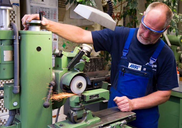 <b>Operator obrabiarek</b>
<br></br>
Tokarki, frezarki, prasy, walcarki, wiertarki, strugarki – wszystkie te obrabiarki nie wyposażone w mikrokomputer łączy niemal całkowita zależność precyzji wykonania od wprawy ich operatora. Nietrudno zgadnąć, że owa precyzja wykonania ma znaczenie. Znaczenie ma również powtarzalność wykonywanych czynności oraz szybkość, która przekłada się na wydajność. Jak uzyskać przewagę nad konkurencją w branżach wymagających takiej precyzji? Odpowiedź brzmi: CNC. CNC to skrót oznaczający komputerowe sterowanie urządzeń numerycznych. Wyraźna przewaga w precyzji wykonania i powtarzalności powoduje, że operatorzy CNC są jedną z najlepiej opłacanych grup zawodowych. Tokarz, który zdecyduje się na opanowanie sterowania maszyną klasy CNC może więc spać spokojnie - jego przyszłość zawodowa jest niezagrożona. Operator obrabiarek bez takich kwalifikacji z każdym dniem ma coraz mniejsze szanse na znalezienie pracy w zawodzie.